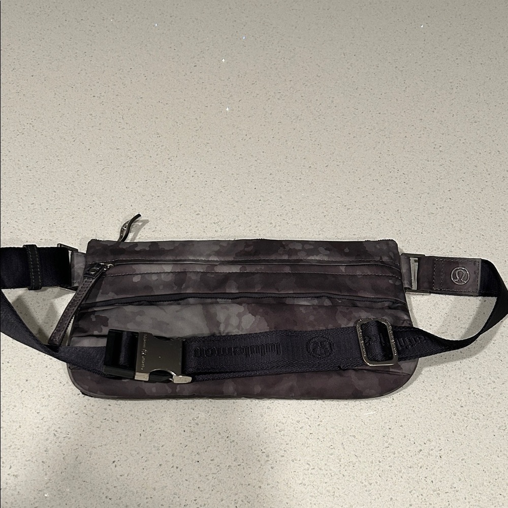 Lululemon Everywhere Camo Belt Bag - Picture 13 of 14